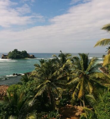 mirissa beach srilankan riders